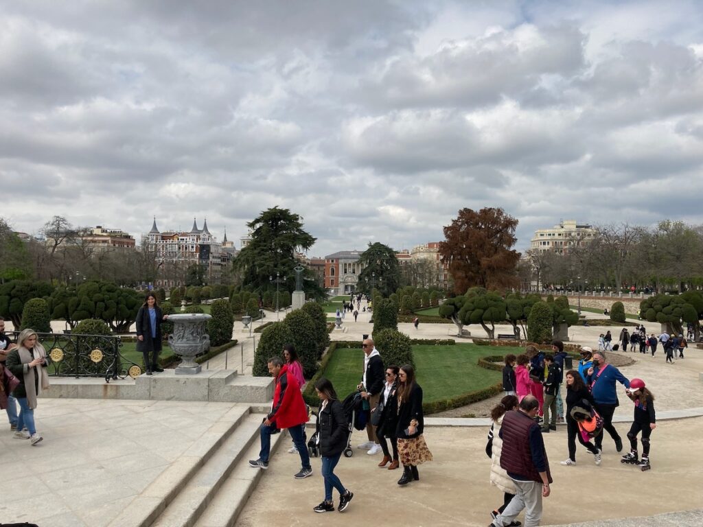 An entrance with stairs to El Retiro Park. Other entrances are level with the street, decreasing the mobility requirements needed for this Madrid site.